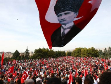 Πλήρης «σουλτανοποίηση» της Τουρκίας - Εντάλματα για δύο ιστορικούς για προσβολή της μνήμης του Κεμάλ